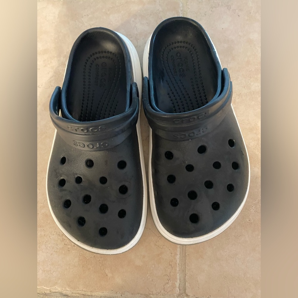 Size 7 women’s black platform crocs